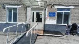 Главный вход в здание МКДОУ - детского сада № 6. улица Ленина 83А: установлен пандус, кнопка вызова, предупреждение о препятствии (желтый круг на двери), дублирование зрительной информации (тактильные таблички со шрифтом Брайля для людей с нарушением зрения)