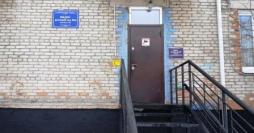 Главный вход в здание МКДОУ - детского сада № 6 филиал № 2, улица Закриевского 96А: кнопка-звонок, дублирование зрительной информации (тактильные таблички со шрифтом Брайля для людей с нарушением зрения).