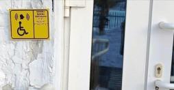 Главный вход в здание МКДОУ - детского сада № 6, улица Ленина 83А: кнопка-звонок, дублирование зрительной информации (тактильные таблички со шрифтом Брайля для людей с нарушением зрения)